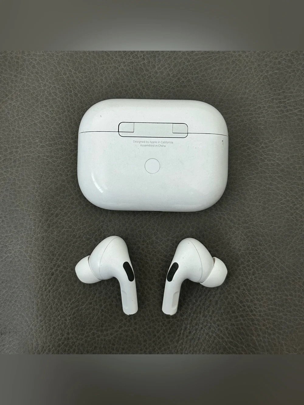 Apple AirPods Pro Wireless Earbuds in White with Charging Case 1st Generation